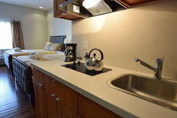 The Lion Inn & Suites Chetwynd Bagian luar foto